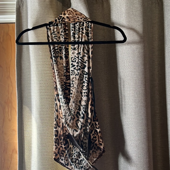 material that looks like leopard blouse and one size. Material stretches - Picture 2 of 3